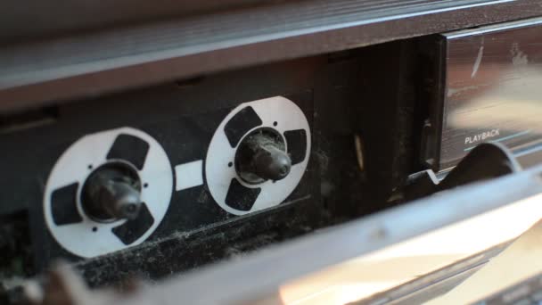 Closeup vintage kazetový přehrávač plný prachu - Záběry, video