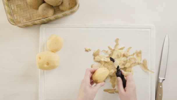 Schritt für Schritt. Yukon-Goldkartoffeln schälen für klassische Kartoffelpüree - Filmmaterial, Video