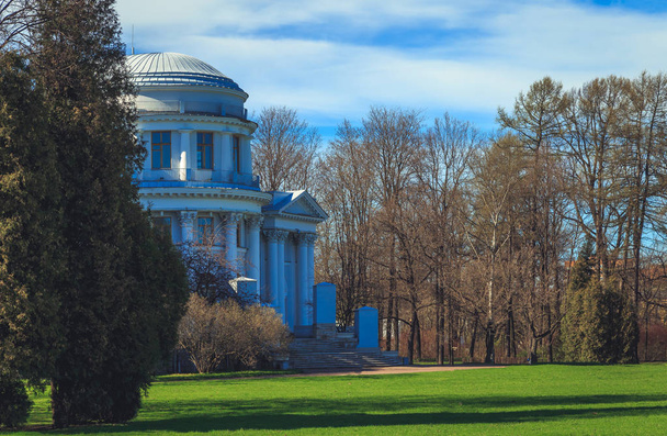 Elagin Palace sur l'île d'Elagin dans un parc à Saint-Pétersbourg au printemps
 - Photo, image
