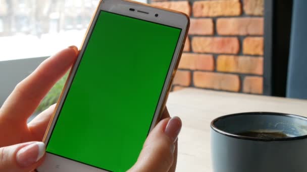 Vihreän ruudun älypuhelin. Chroma Avain valkoinen älypuhelin, naisten kädet pidä matkapuhelin kahvilassa
 - Materiaali, video
