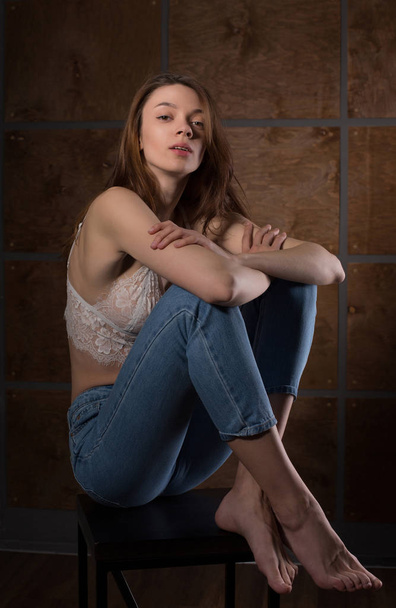 Teste sessão de fotos para jovem modelo bonito vestindo jeans e rendas b
 - Foto, Imagem
