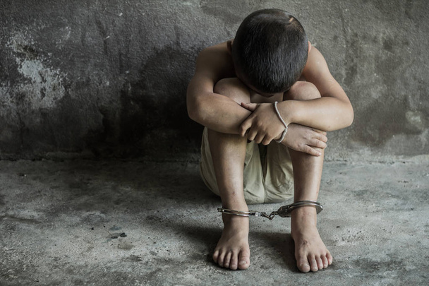 Kind war Opfer von Menschenhandel, Fuß in emotionalem Stress mit Fußfessel gefesselt - Foto, Bild