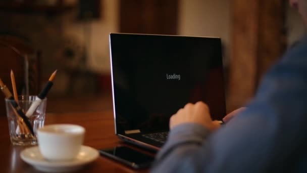 Ember megfordul egy laptop számítógép betöltése vár és rájön, hogy van fertőzött mellett egy ransomware spyware vírus, amely azt kérdezi a pénz-hoz elhoz a titkosított fájlokat. Követés, és felfedi a lövés - Felvétel, videó