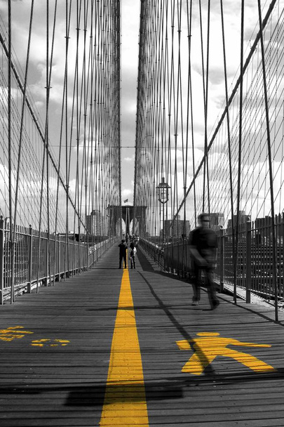 歩行者のための黄色のマーキング付きブルックリン橋、ブルックリンブリッジ、マンハッテン、ニューヨーク市、ニューヨーク、アメリカ合衆国、北米 - 写真・画像