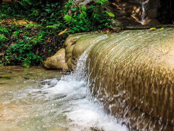 (Bua Tong) cachoeiras pegajosas perto de Chiang Mai no norte da Thaila
 - Foto, Imagem