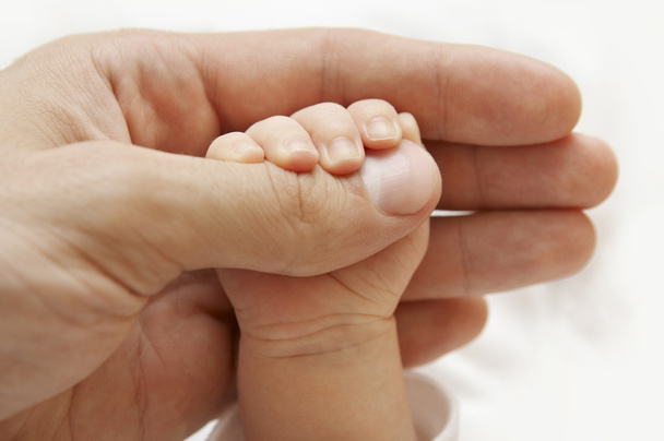 Babyhand, Vater und Neugeborenes, Eltern Neugeborenes, Familienhilfe - Foto, Bild