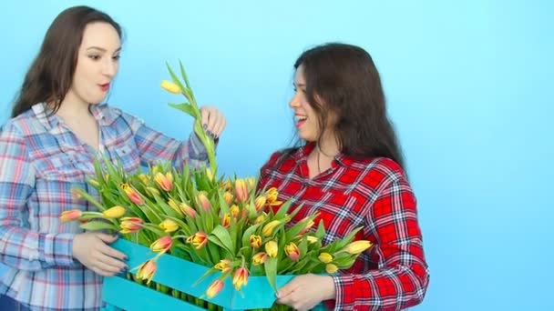 Dwie Kwiaciarnie młoda ładna kobieta z tulipany - Materiał filmowy, wideo