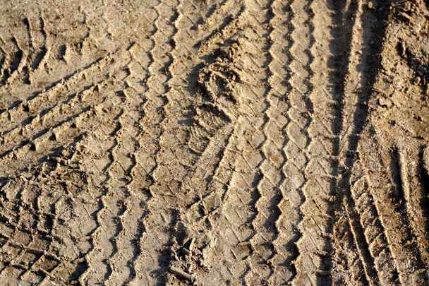 Κομμάτια ελαστικού στην άμμο. - Φωτογραφία, εικόνα