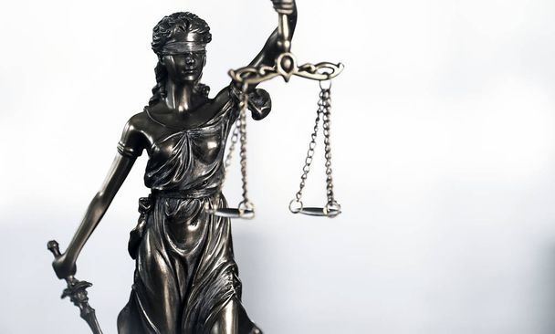 Адвокатське бюро адвоката. правові модель статую богині правосуддя Феміди. - Фото, зображення