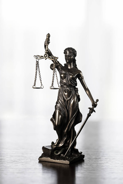 Rechtsanwaltskanzlei. Statue der Göttin der Gerechtigkeit. - Foto, Bild