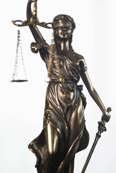 Ügyvédi iroda, ügyvéd. Themis istennő az igazságszolgáltatás jogi modell szobra. - Fotó, kép