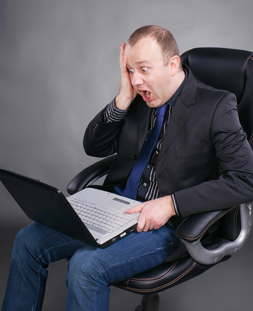 Homme d'affaires regardant ordinateur portable
 - Photo, image