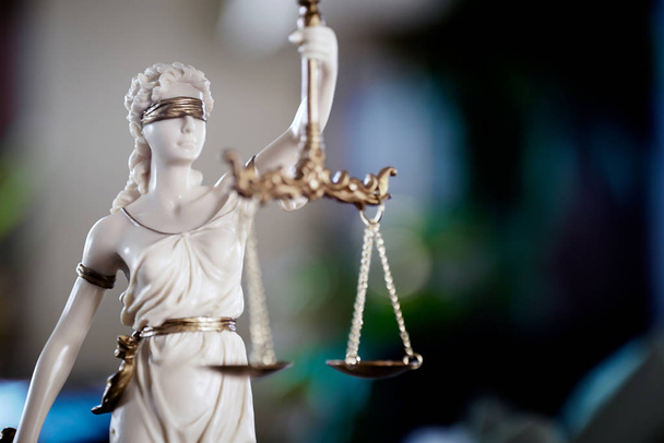 Ügyvédi iroda, ügyvéd. Themis istennő az igazságszolgáltatás jogi modell szobra. - Fotó, kép