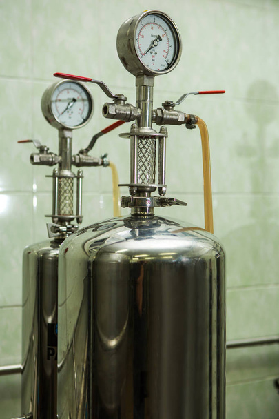 Alambicco di rame all'interno della distilleria per distillare uva e produrre distillati
 - Foto, immagini