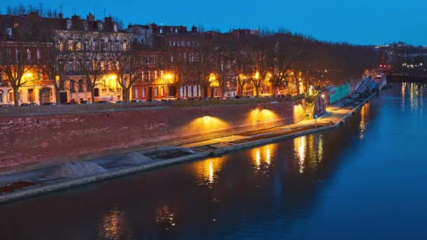 Le quai de Tounis est situé à Toulouse, en France, en bordure de la Garonne, du pont-Neuf, à l'angle de la rue de Metz et du quai de la Daurade, au pont de remorquage de Tounis.. - Séquence, vidéo