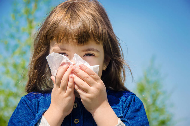 Allergie saisonnière chez un enfant. Coryza. Concentration sélective
.  - Photo, image