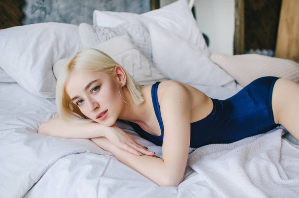 Sexy blonde ligt in bed - Foto, afbeelding