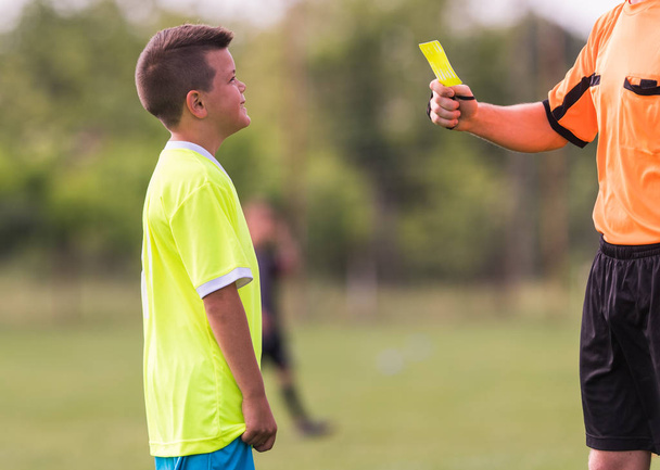 Joueur de jeunes enfants reçoit une pénalité dans le jeu de football
 - Photo, image