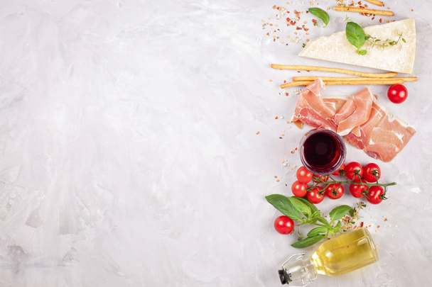 Букет з свіжий базилік, помідори, Пармезан сир, шинку та оливкова олія - традиційним компонентом італійської кухні - Фото, зображення
