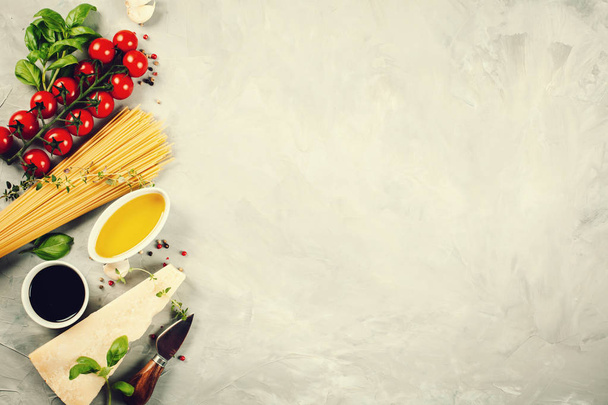 Csokor friss bazsalikom, paradicsom, parmezán sajt, fokhagyma és olíva olaj - az olasz konyha hagyományos összetevő - Fotó, kép