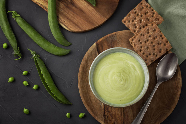 Čerstvá zeleninová polévka ze zeleného hrášku. Domácí zdravé stravy koncepce vhodná pro vegany a vegetariány - Fotografie, Obrázek