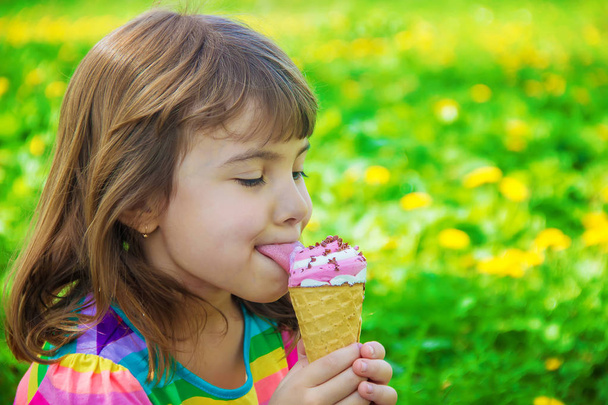 Το παιδί τρώει παγωτό. Επιλεκτική εστίαση. - Φωτογραφία, εικόνα