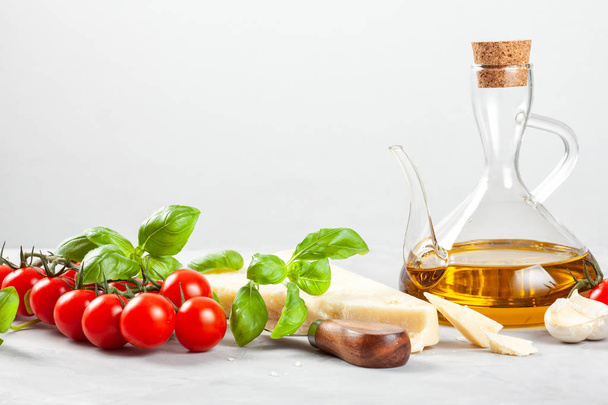 Свежий базилик, помидоры, сыр пармезан, чеснок и оливковое масло - традиционный ингредиент итальянской кухни
 - Фото, изображение