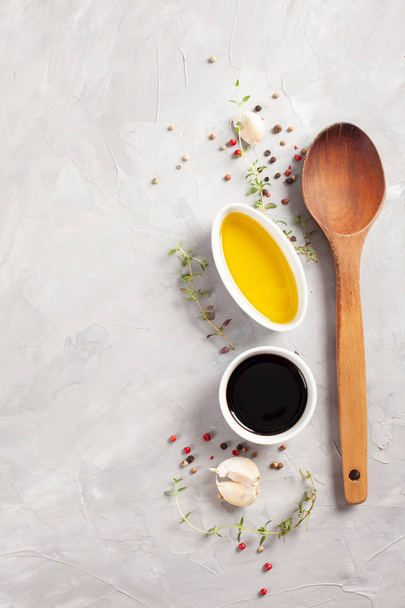 Pepř, tymián, česnek, balsamico omáčkou a olivový olej - tradiční ingredience z italské kuchyně - Fotografie, Obrázek