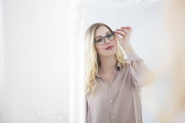 Glamoroso jovem loira sorrindo mulher em óculos
  - Foto, Imagem