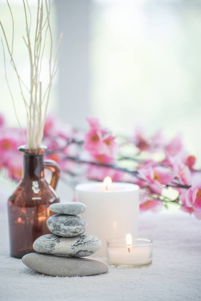 Accesorios de spa naturaleza muerta con vela aromática, piedra, flor
,  - Foto, imagen