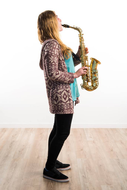 Girl playing the saxophone - Foto, afbeelding