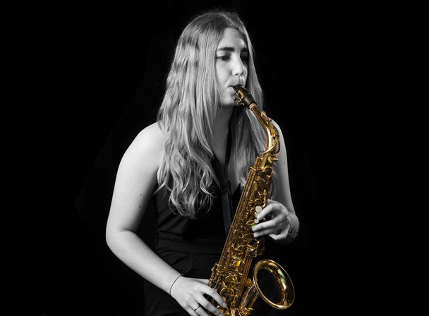 Chica tocando el saxofón
 - Foto, imagen