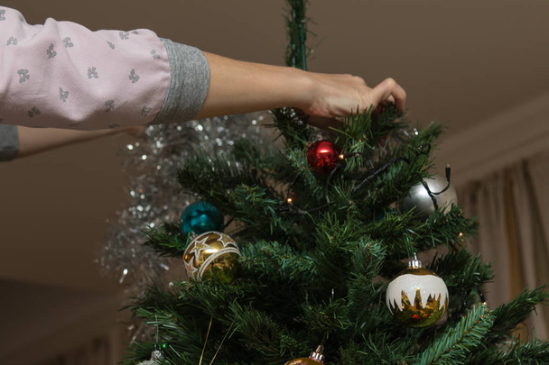 Hanging Balls and Decorations on Christmas Tree - Zdjęcie, obraz