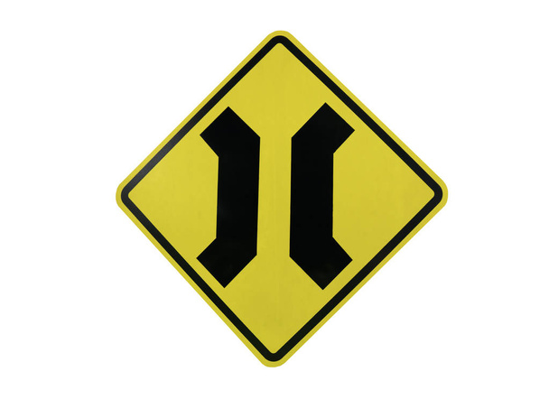 κίτρινα σημάδια κυκλοφορίας στη γέφυρα απομονωμένη στο σε λευκό φόντο του αρχείου με διαδρομή αποκοπής . - Φωτογραφία, εικόνα