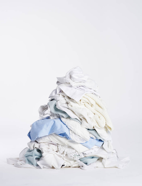 Montón de lavandería en el fondo blanco
 - Foto, Imagen