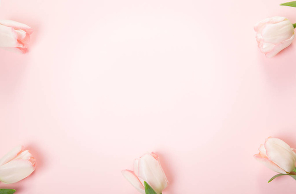 Složení květiny. Rám vyrobený z růžové květy na bílém pozadí. Valentinky den. Plochá ležel, horní pohled. - Fotografie, Obrázek
