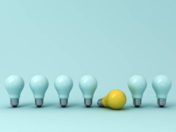 denken andere Konzept, eine gelbe Idee Glühbirne liegend mit den stehenden unbeleuchteten Glühbirnen auf blauem Pastellhintergrund mit Schatten, Führung und Individualität kreative Konzepte. 3D-Darstellung. - Foto, Bild