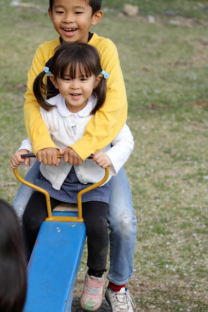Японський брат і сестра на гойдалки (8 років хлопчик і 3 роки дівчинка) - Фото, зображення