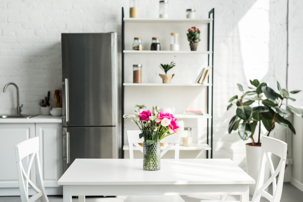 modern açık mutfak iç tablo Lale buketi ile - Fotoğraf, Görsel
