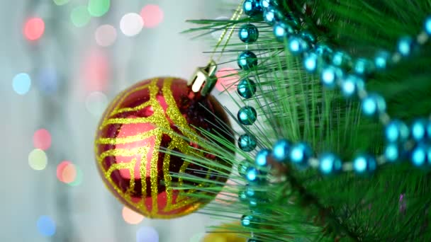 Turkuaz dekoratif çelenk ile Noel ağacı üzerinde bulanıklık baubles - Video, Çekim