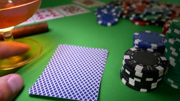 Νικητής στο πόκερ. Ο άνθρωπος κινείται μάρκες στο τραπέζι στο καζίνο - Πλάνα, βίντεο