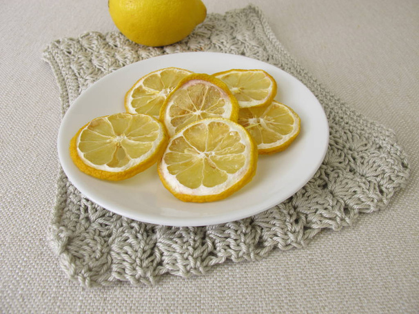 Tranches de citron séchées sur assiette
 - Photo, image