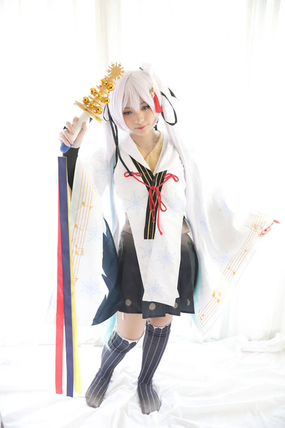 Japonské anime cosplay, bílé japonské miko bílý tón místnosti - Fotografie, Obrázek