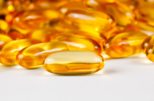 Nahaufnahme von Fischöl-Gel-Tabletten - Foto, Bild
