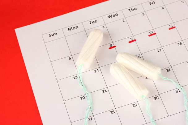 menstruation calendar with cotton tampons, close-up - Foto, Imagen