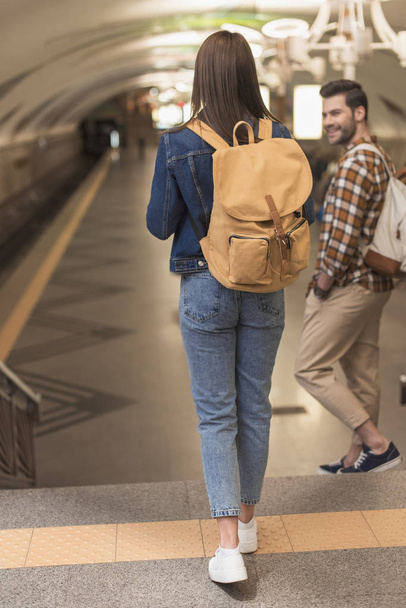 tyylikäs matkustajat reput menossa alakertaan metroasemalla
  - Valokuva, kuva