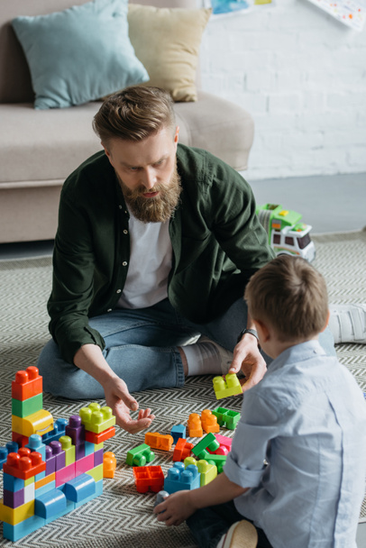 famille jouer avec des blocs colorés ensemble à la maison
 - Photo, image