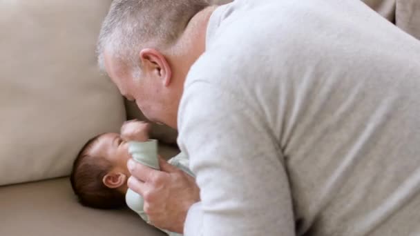 Boldog Apák játszó kis baby boy otthon - Felvétel, videó