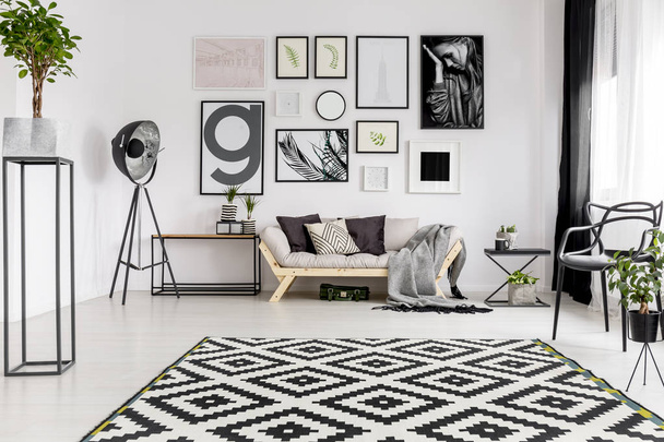 Geometrical rug in living room - Фото, зображення