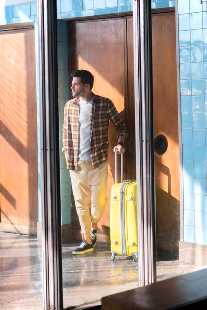 стильный туристический мужчина с сумкой на станции метро
  - Фото, изображение